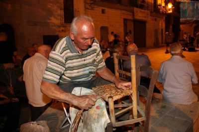 Buona paglia e mani forti: i segreti del vecchio Gaetano, l'ultimo "acconcia sedie"